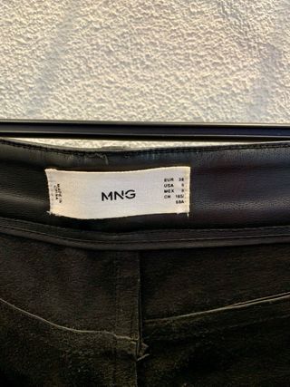 Pantalones efecto cuero Mango negros