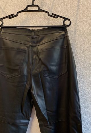 Pantalones efecto cuero Mango negros