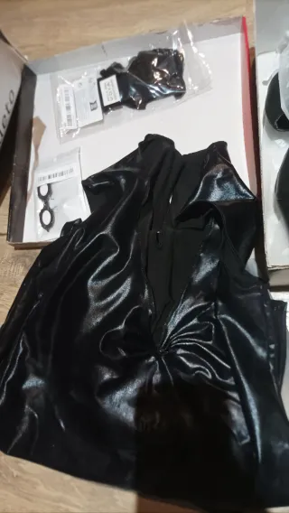 Vestido lycra negro, guantes y pendiente