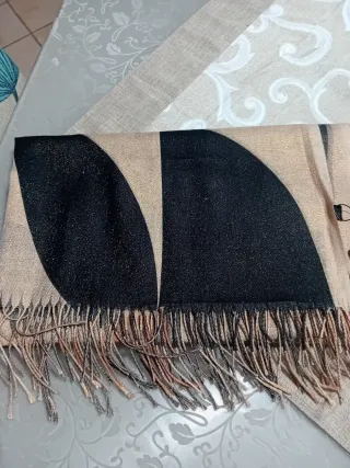 Sciarpa donna beige e nera con frange