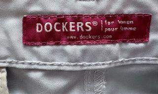 Pantalón gris claro.