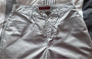 Pantalón gris claro.