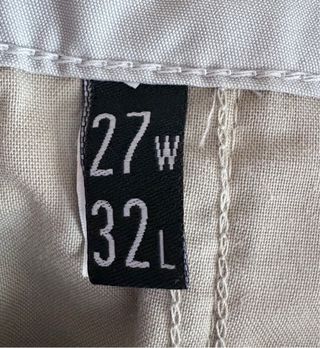 Pantalón gris claro.