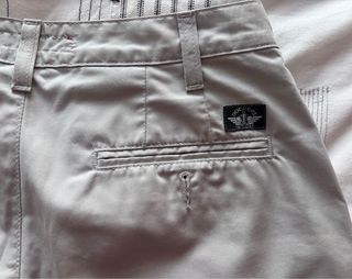 Pantalón gris claro.