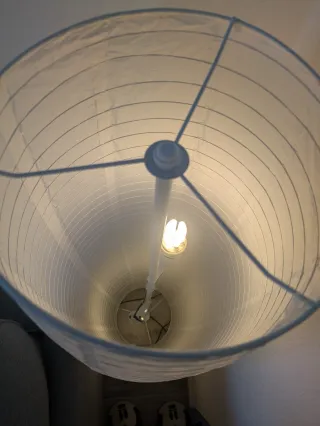 Lampada da terra in carta bianca