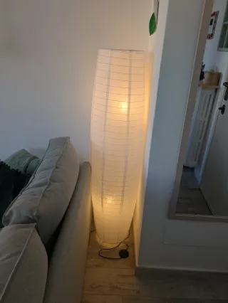 Lampada da terra in carta bianca