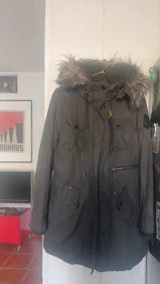 Abrigo Parka Khujo gris con capucha