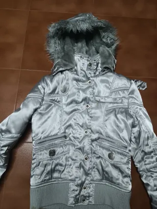 Chaqueta mujer gris con capucha