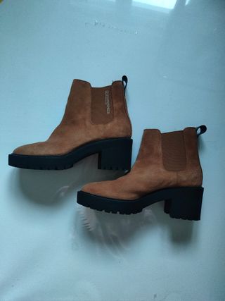 Botines marrones tacón  ante stradivarius 37