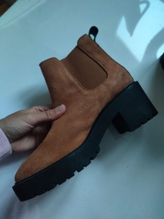 Botines marrones tacón  ante stradivarius 37