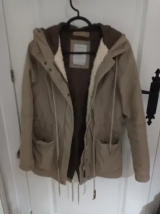 Parka beige con forro de borreguito
