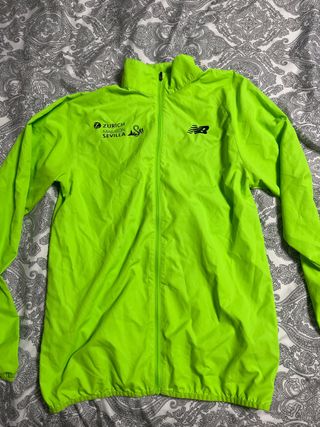 Chubasquero New Balance Verde Maratón Sevilla