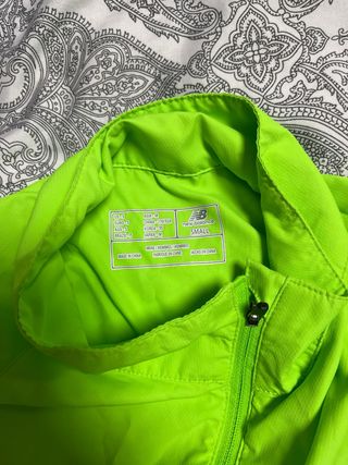 Chubasquero New Balance Verde Maratón Sevilla