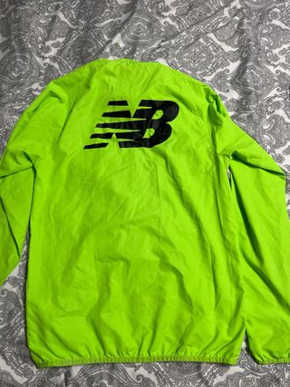 Chubasquero New Balance Verde Maratón Sevilla