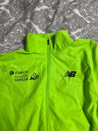 Chubasquero New Balance Verde Maratón Sevilla