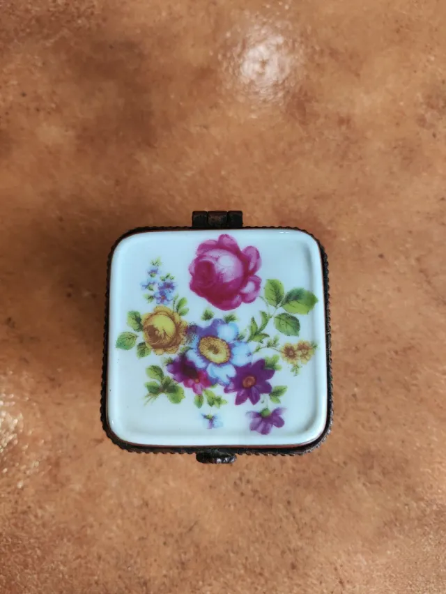 Scatolina vintage in porcellana con fiori stile Limoges