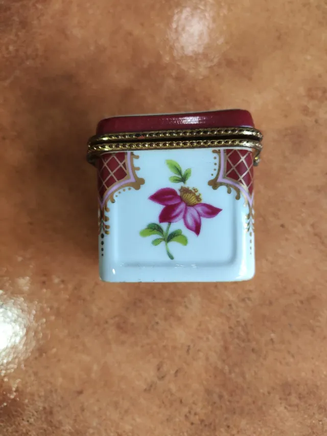 Scatolina vintage in porcellana con fiori stile Limoges