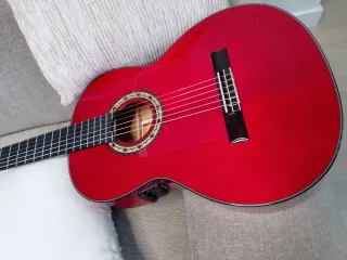 Guitarra flamenca autoamplificada