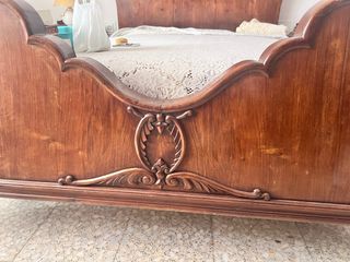 Conjunto Muebles Antiguos: Cama, Mesillas y Cómoda
