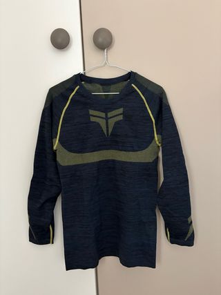 Camiseta térmica deportiva azul y amarilla