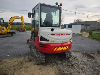 Takeuchi TB240 - Año 2020 - 3 cazos