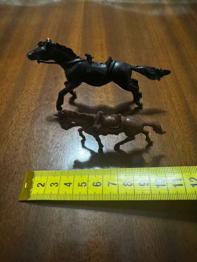 2 Caballos tipo Comansi (Negro y Marrón)