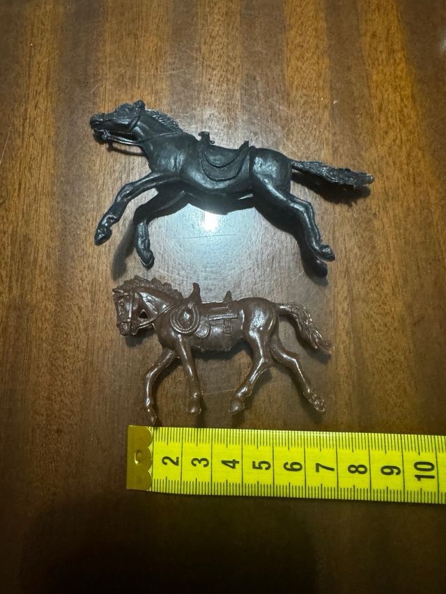 2 Caballos tipo Comansi (Negro y Marrón)