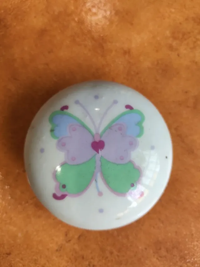 Piccola scatolina in porcellana Venca con farfalla