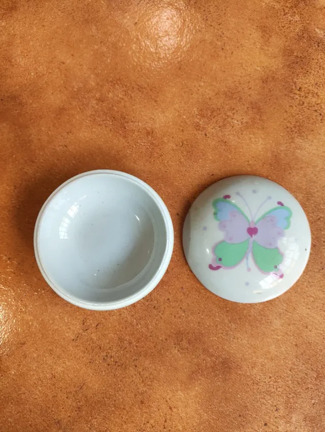 Piccola scatolina in porcellana Venca con farfalla