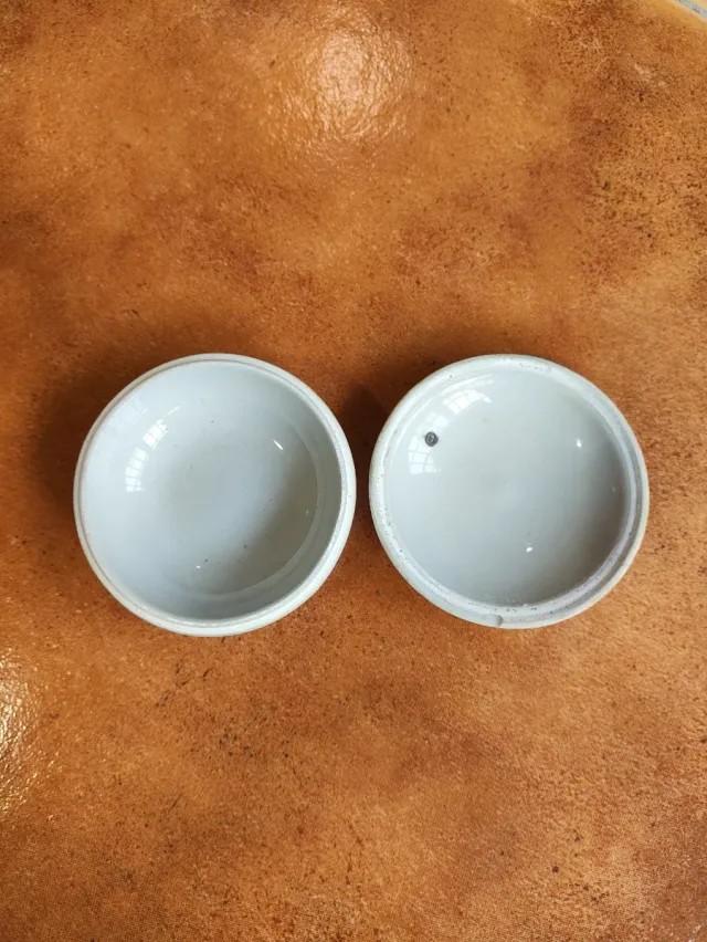 Piccola scatolina in porcellana Venca con farfalla