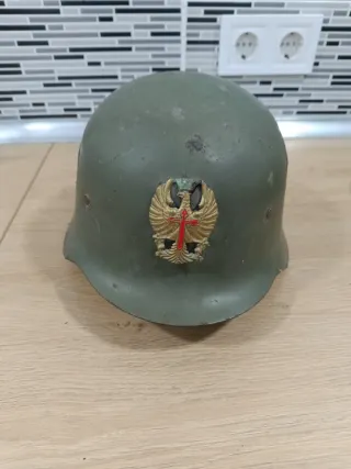 Casco militar verde con emblema Ejercito Español
