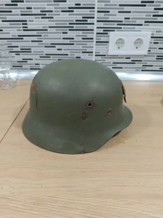 Casco militar verde con emblema Ejercito Español