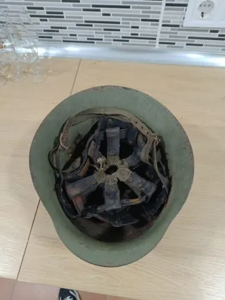 Casco militar verde con emblema Ejercito Español