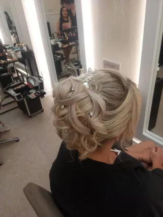 Servicio de peluquería y maquillaje para eventos.