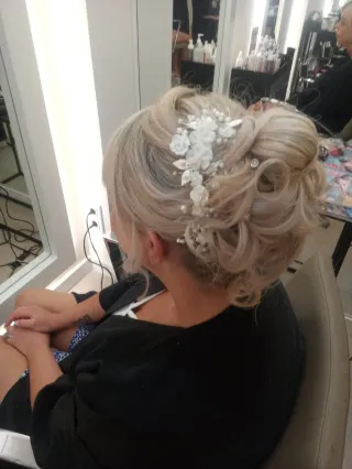 Servicio de peluquería y maquillaje para eventos.
