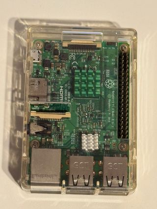 Raspberry Pi 3 Model B con targeta SD y carcasa