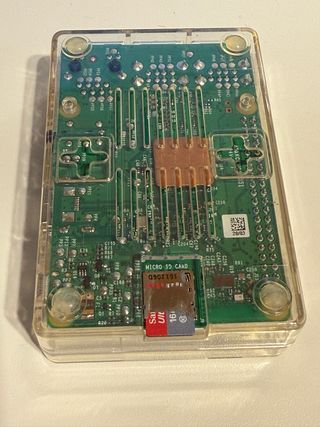 Raspberry Pi 3 Model B con targeta SD y carcasa