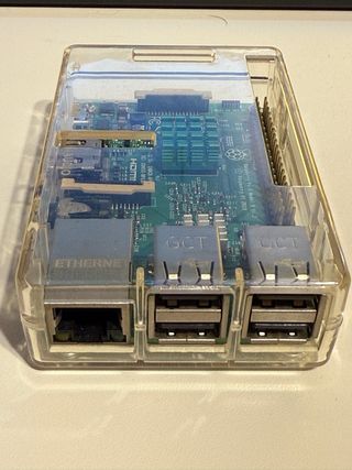 Raspberry Pi 3 Model B con targeta SD y carcasa