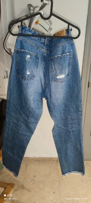 Pantalones vaqueros desgastados