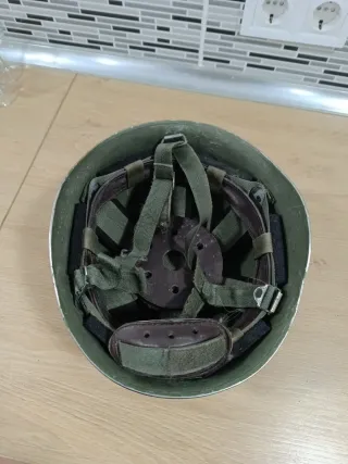 Casco militar verde paracaidista