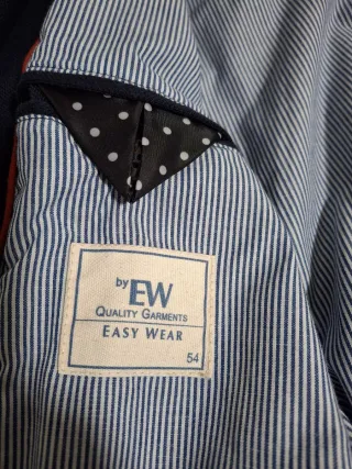 Americana azul marino, con coderas en marrón.