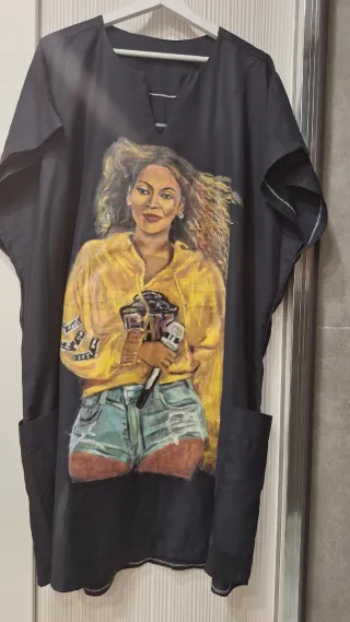 Vestido negro con estampado de Beyoncé