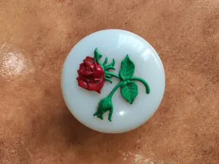 Scatolina vintage rosa decorativa in rilievo