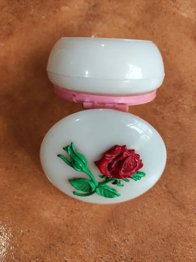 Scatolina vintage rosa decorativa in rilievo