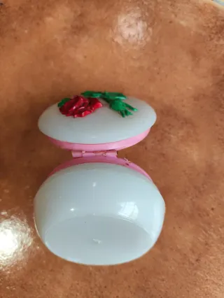 Scatolina vintage rosa decorativa in rilievo