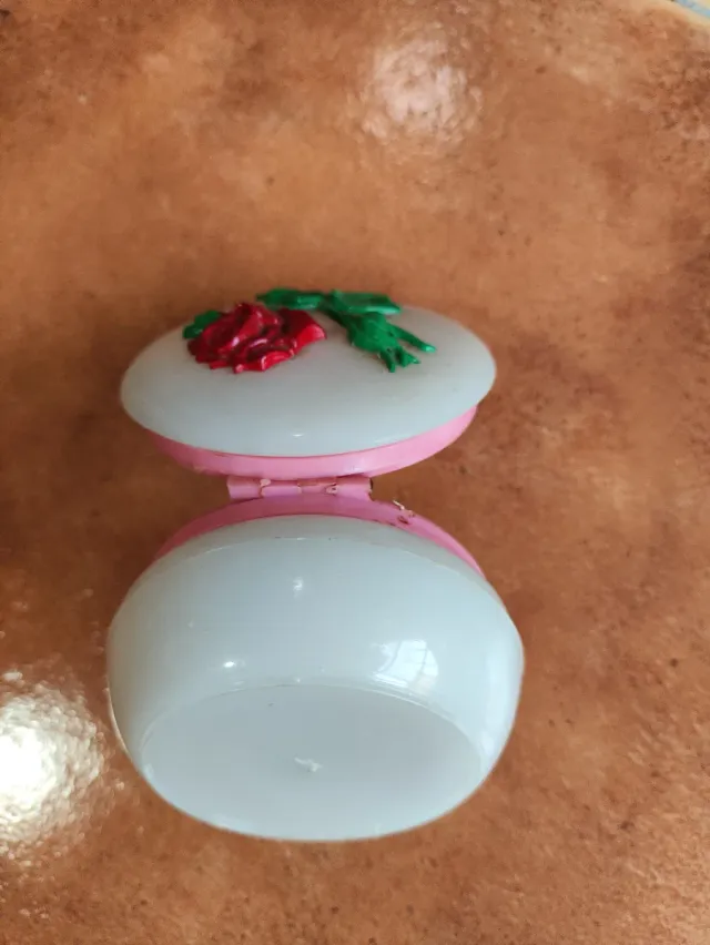 Scatolina vintage rosa decorativa in rilievo