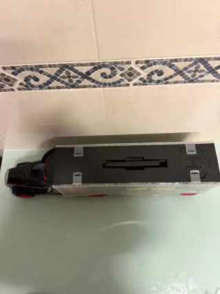 Camión con 40 coches y vallas