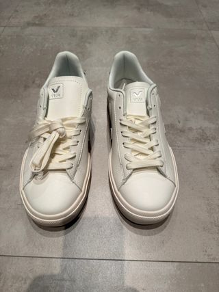 Zapatillas Veja de piel de color Blanco y Gris.