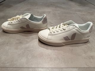 Zapatillas Veja de piel de color Blanco y Gris.