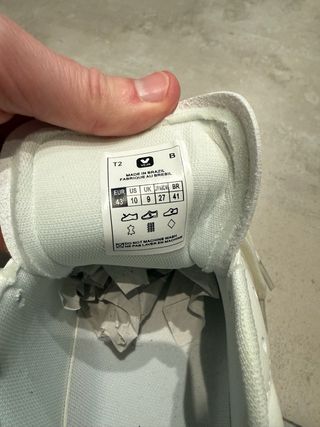 Zapatillas Veja de piel de color Blanco y Gris.